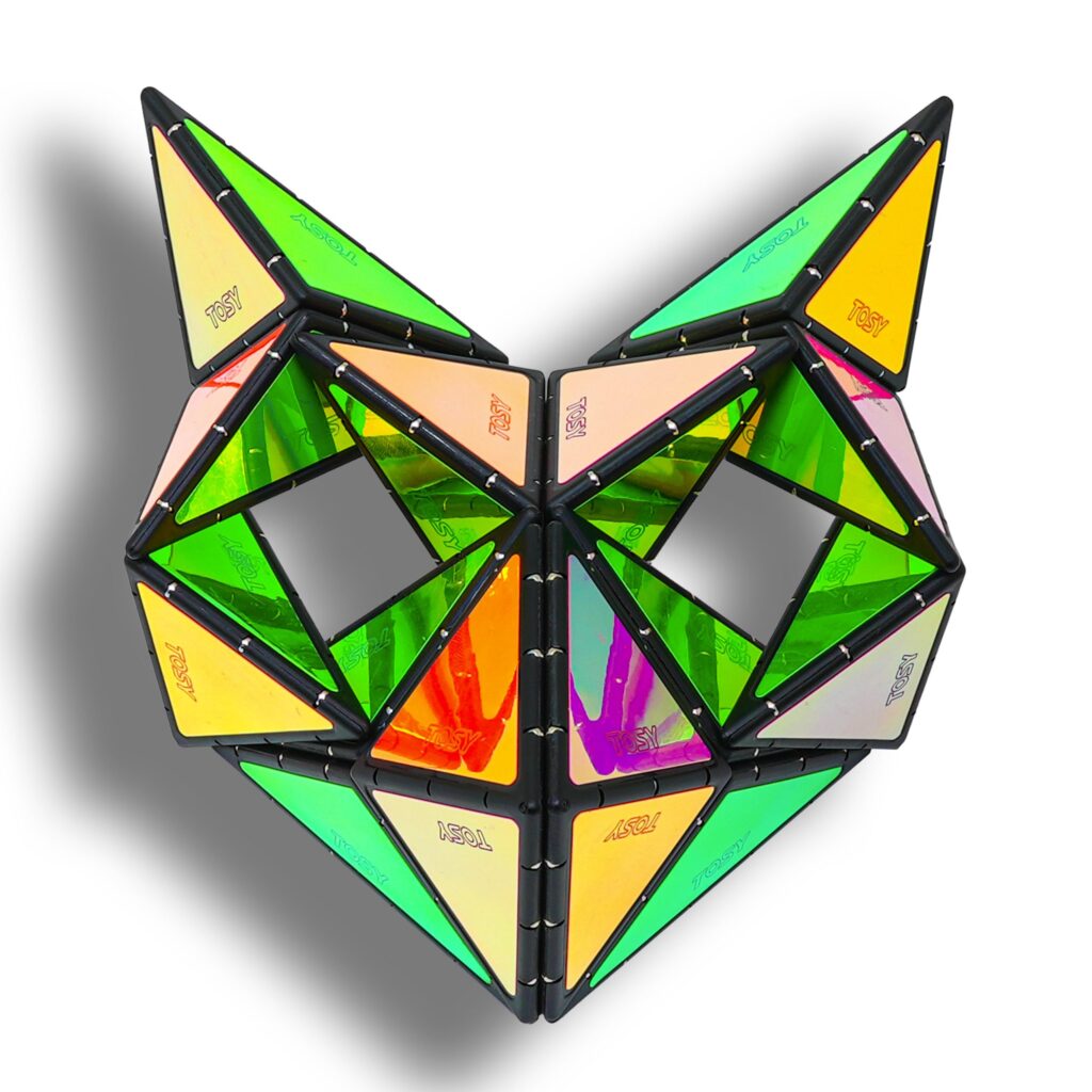 Объёмная фигура лисы, созданная из деталей TOSY Magnet Pyramid Glow. Уникальная технология свечения делает конструкции яркими в темноте, превращая игру в световое шоу